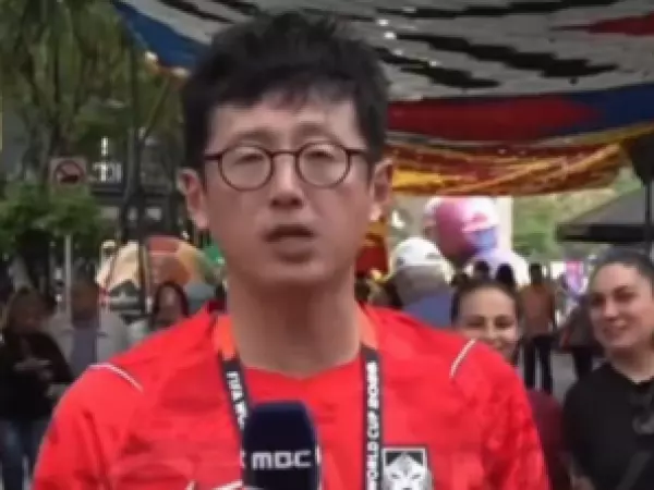 Mujer besó a un periodista coreano en vivo y provocó una ola de comentarios: “¿Y si fuera al revés?”
