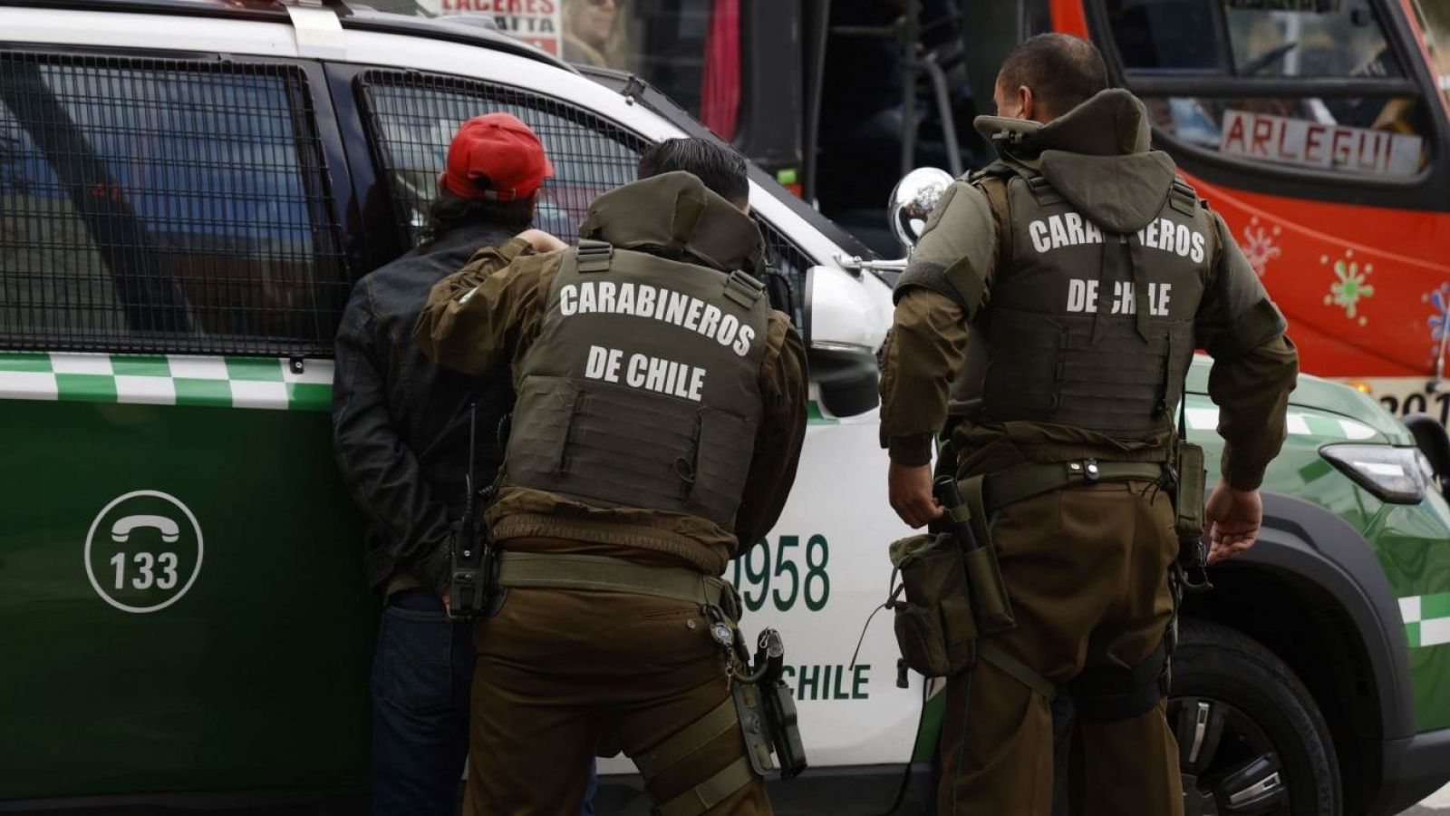 <p>Detienen a dos extranjeros por violento asalto a mujer de 62 años en Quinta Normal</p>
