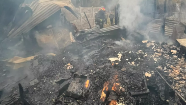 <p>Dos adultos mayores mueren en devastador incendio que consumió vivienda en Codegua</p>Dos adultos mayores mueren en devastador incendio que consumió vivienda en Codegua
