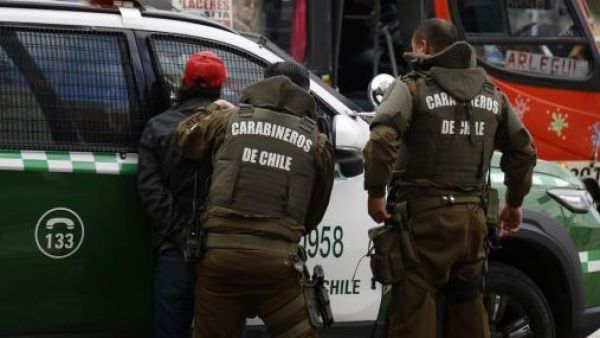 <p>Detienen a dos extranjeros por violento asalto a mujer de 62 años en Quinta Normal</p>Detienen a dos extranjeros por violento asalto a mujer de 62 años en Quinta Normal

