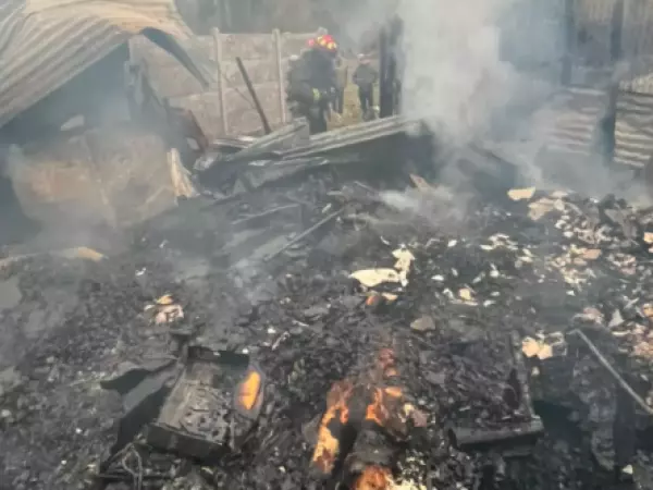 Dos adultos mayores mueren en devastador incendio que consumió vivienda en Codegua