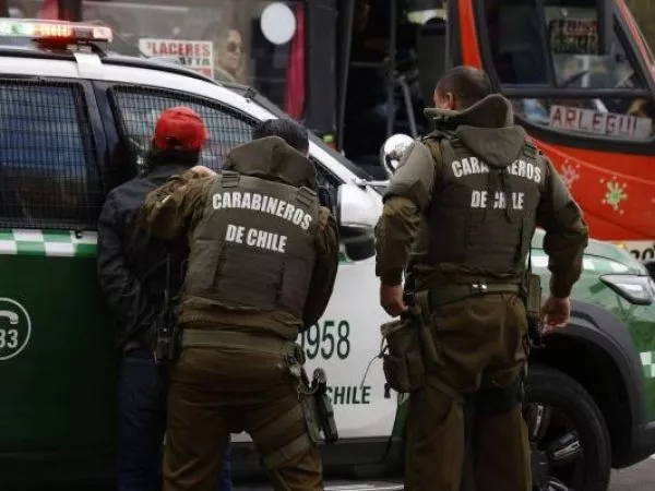 Detienen a dos extranjeros por violento asalto a mujer de 62 años en Quinta Normal