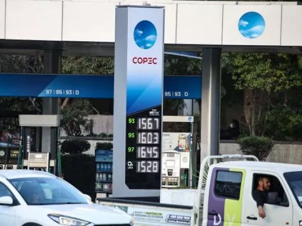 Bencinas podrían caer al menos $50 por litro a partir de la próxima semana