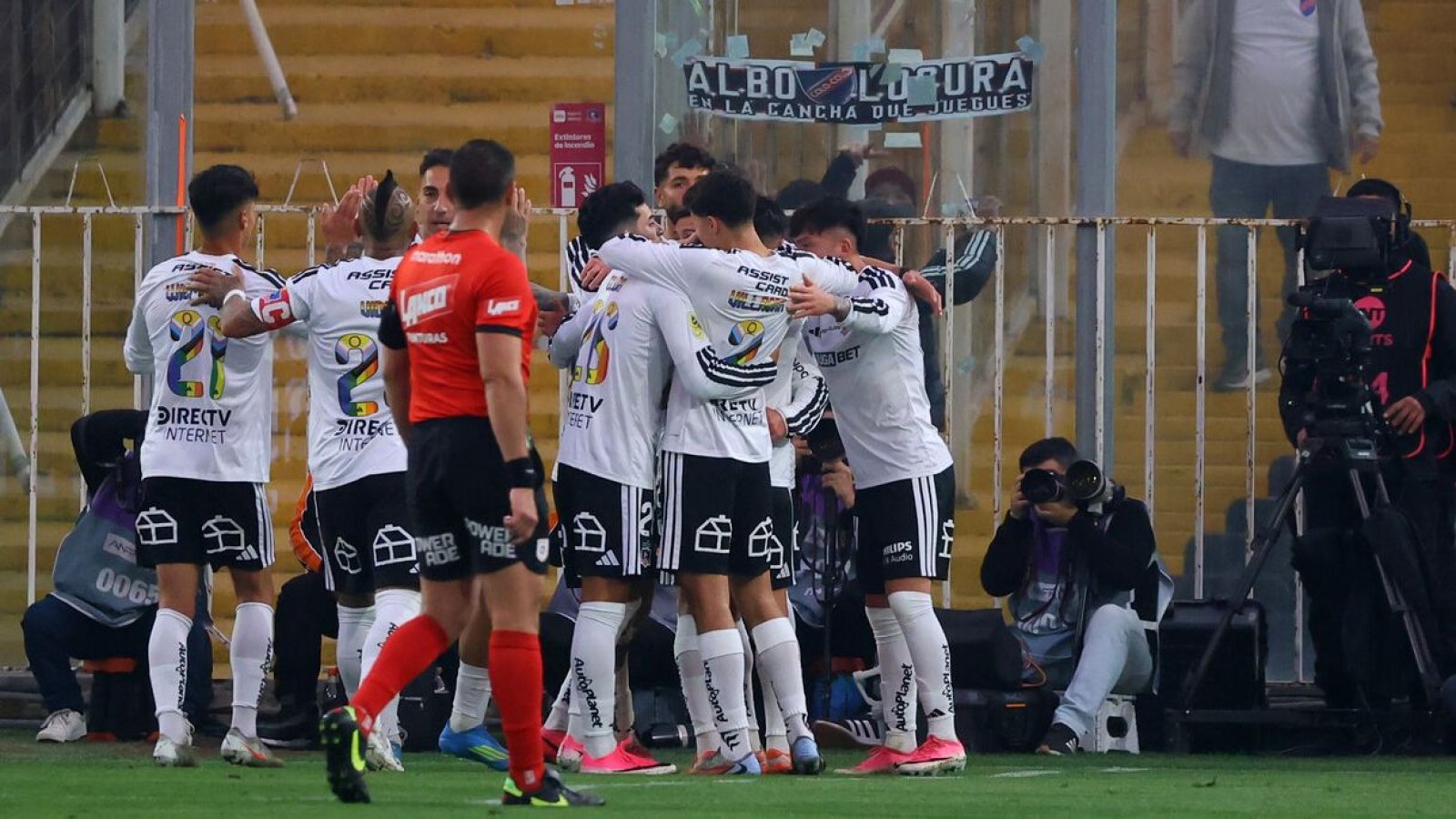 "Junten agua": Colo Colo golea y en redes sociales se toman con humor quién hizo el gol
