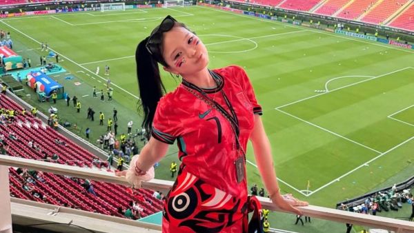 Presentó su renuncia y ofreció disculpas: El polémico gesto de hincha mexicano con influencer coreana
