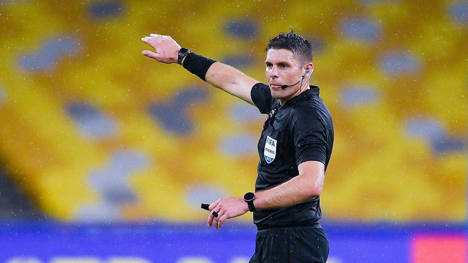 FIFA lo investiga: El posible significado del polémico gesto del árbitro Shaun Evans
