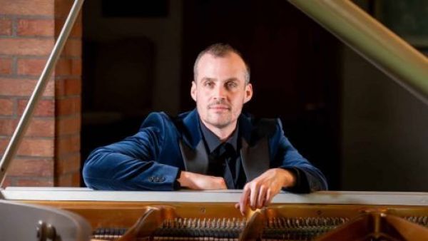 Mozart en su máxima expresión: Camerata UNAB y el pianista Ludovico Troncanetti presentan “Noche de Piano” en CorpArtes
