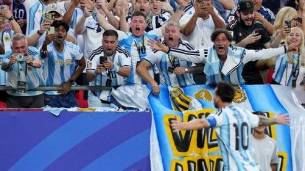 "El que no salta": El cántico de los hinchas de Argentina en pleno partido contra Argelia
