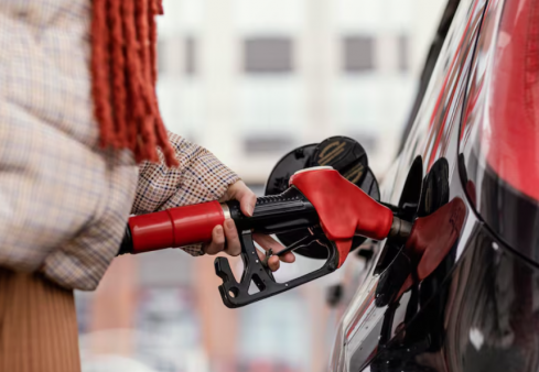 Bencinas y Diésel tendrán importante baja desde este jueves: Revisa cómo quedarán los precios de los combustibles
