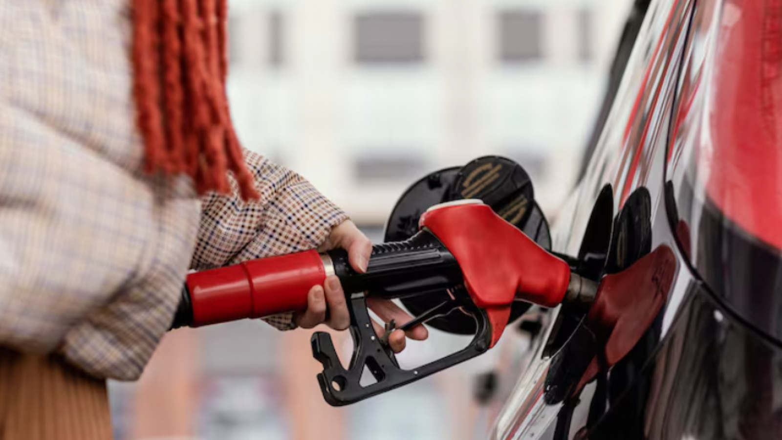 Bencinas y Diésel tendrán importante baja desde este jueves: Revisa cómo quedarán los precios de los combustibles
