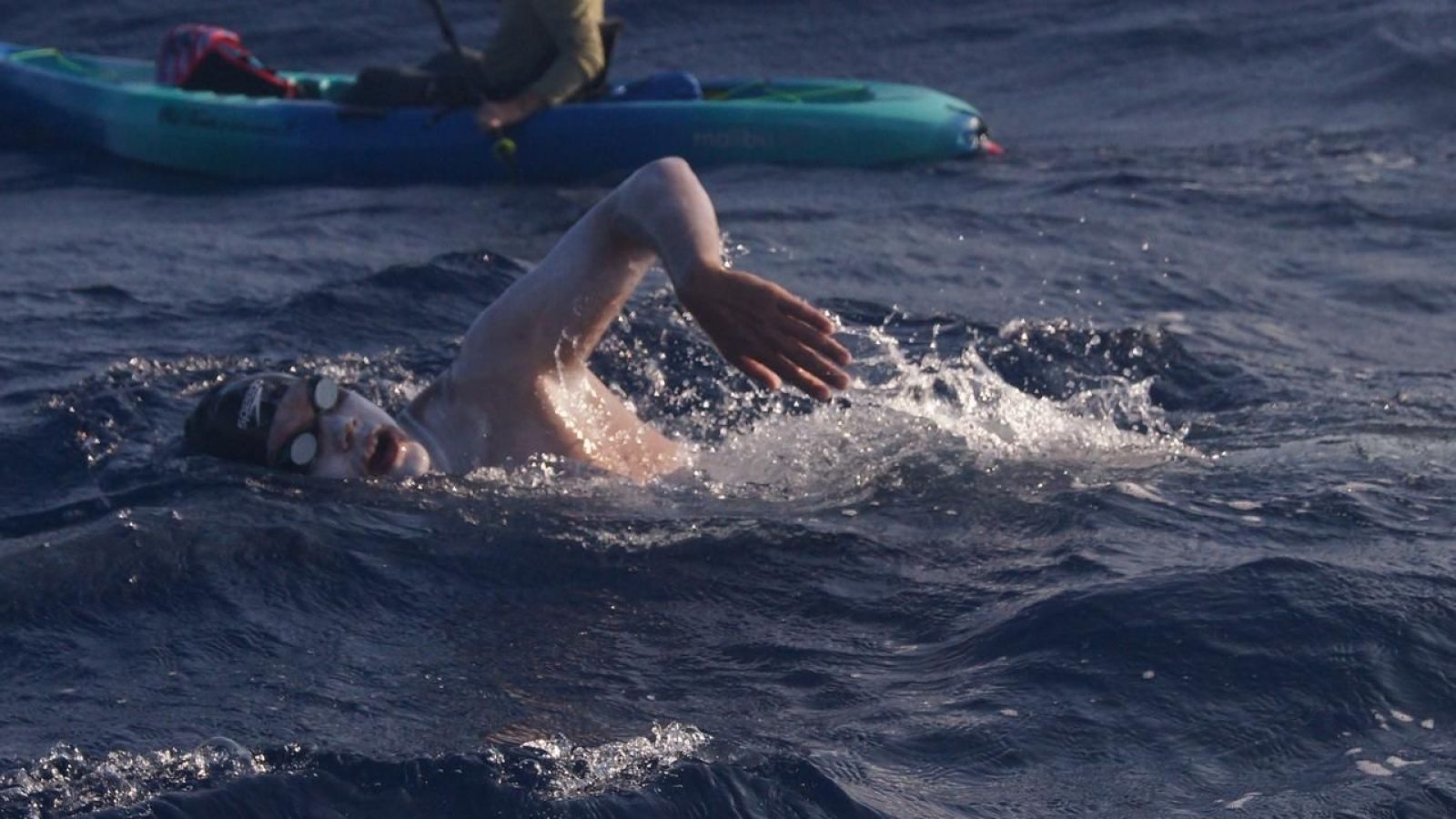 Chileno Sebastián González se convierte en el latinoamericano más joven en cruzar el Canal Kaiwi en Hawái
