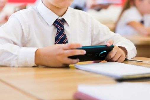 Emiratos Árabes prohíbe el acceso a redes sociales a menores de 15 años
