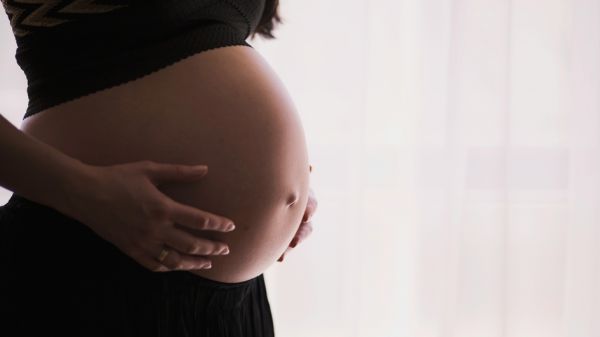 Comisión de Familia avanza en proyecto que prohíbe la maternidad subrogada
