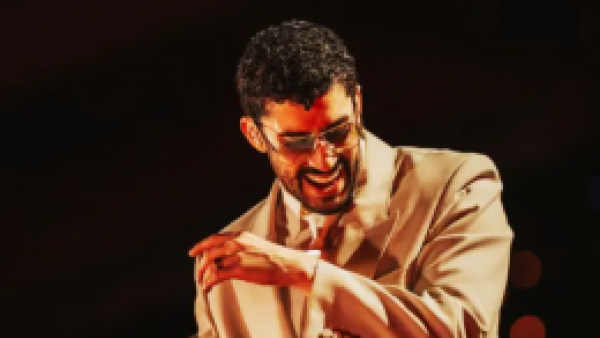 Bad Bunny se convierte en el primer artista latino en superar los $1.000 millones de dólares en giras
