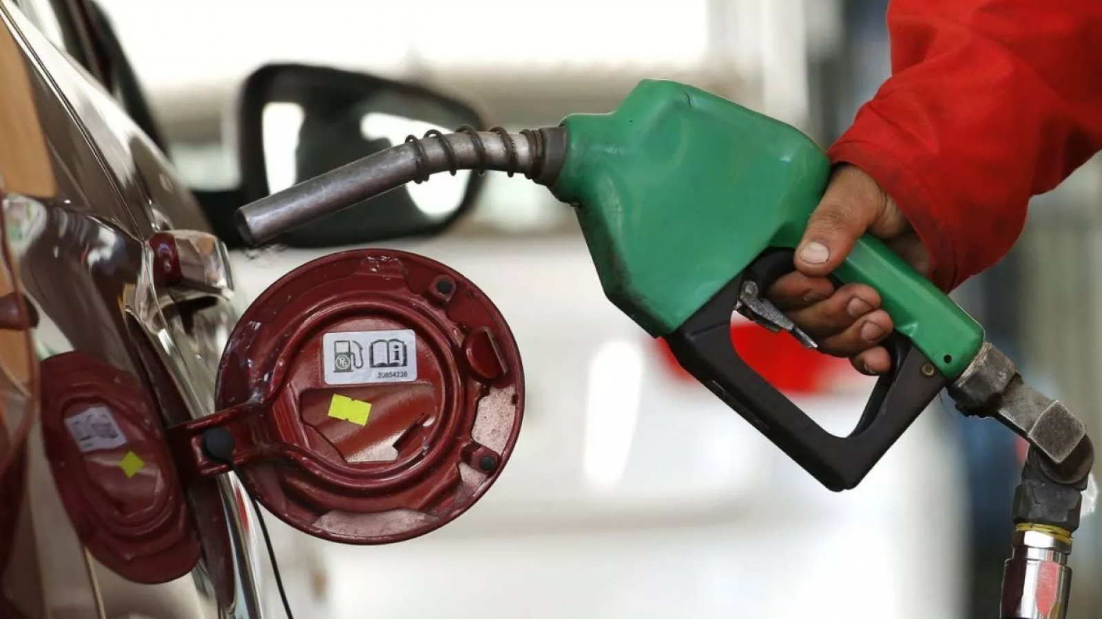 Así se evita la evaporación: Revelan la mejor hora para cargar el auto con bencina
