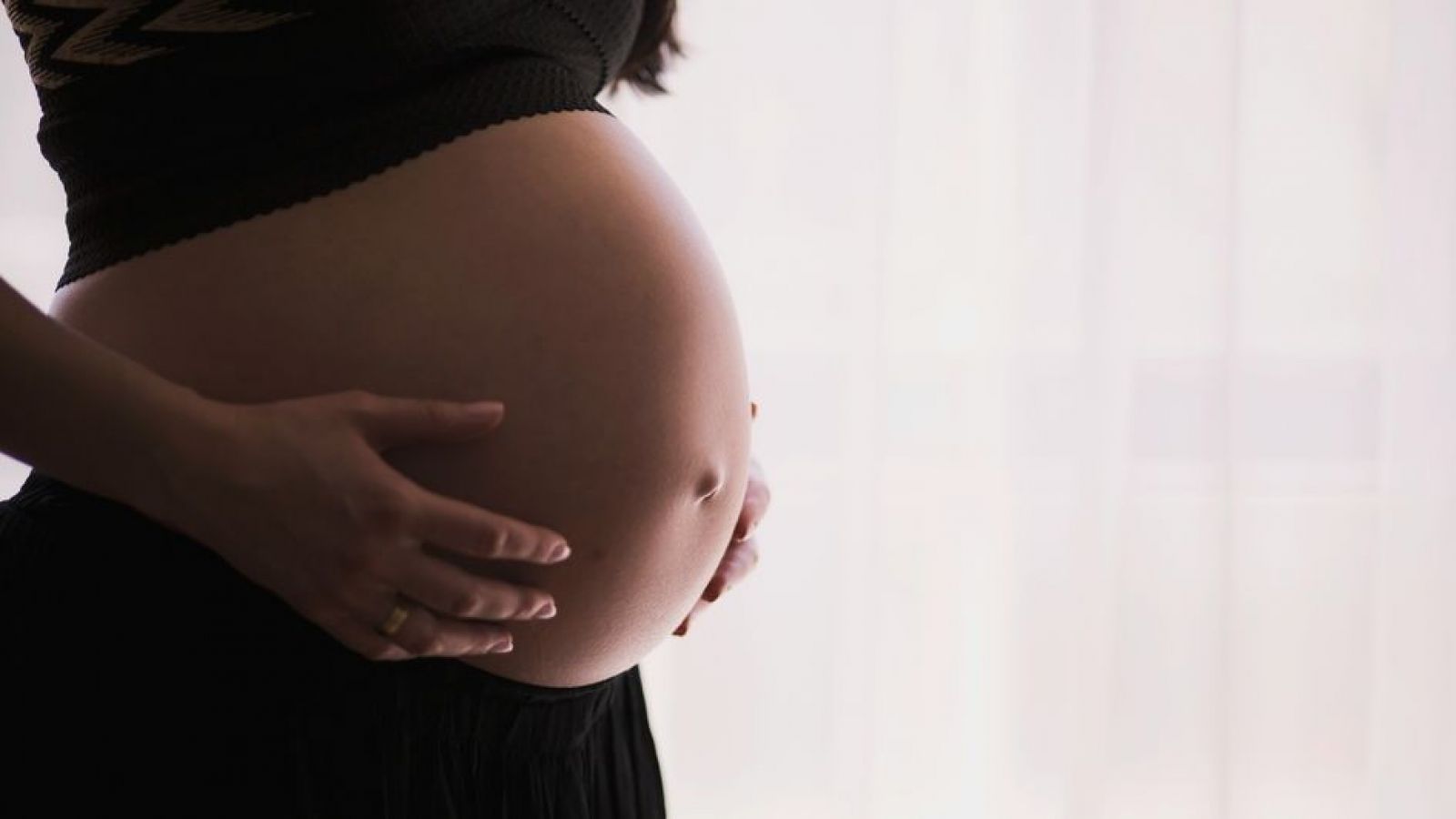 Comisión de Familia avanza en proyecto que prohíbe la maternidad subrogada
