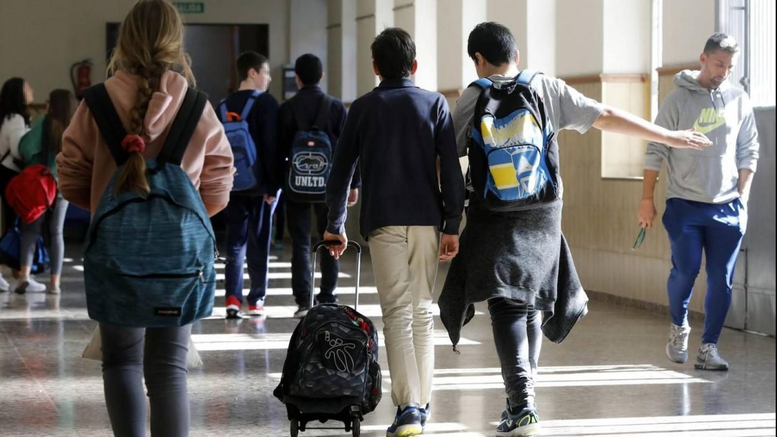 Luz verde a pórticos en colegios: Entregan recomendaciones para no generar una falsa sensación de seguridad
