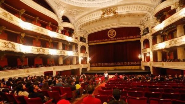 Prendas desde $3 mil: Teatro Municipal anuncia remate de vestuario histórico
