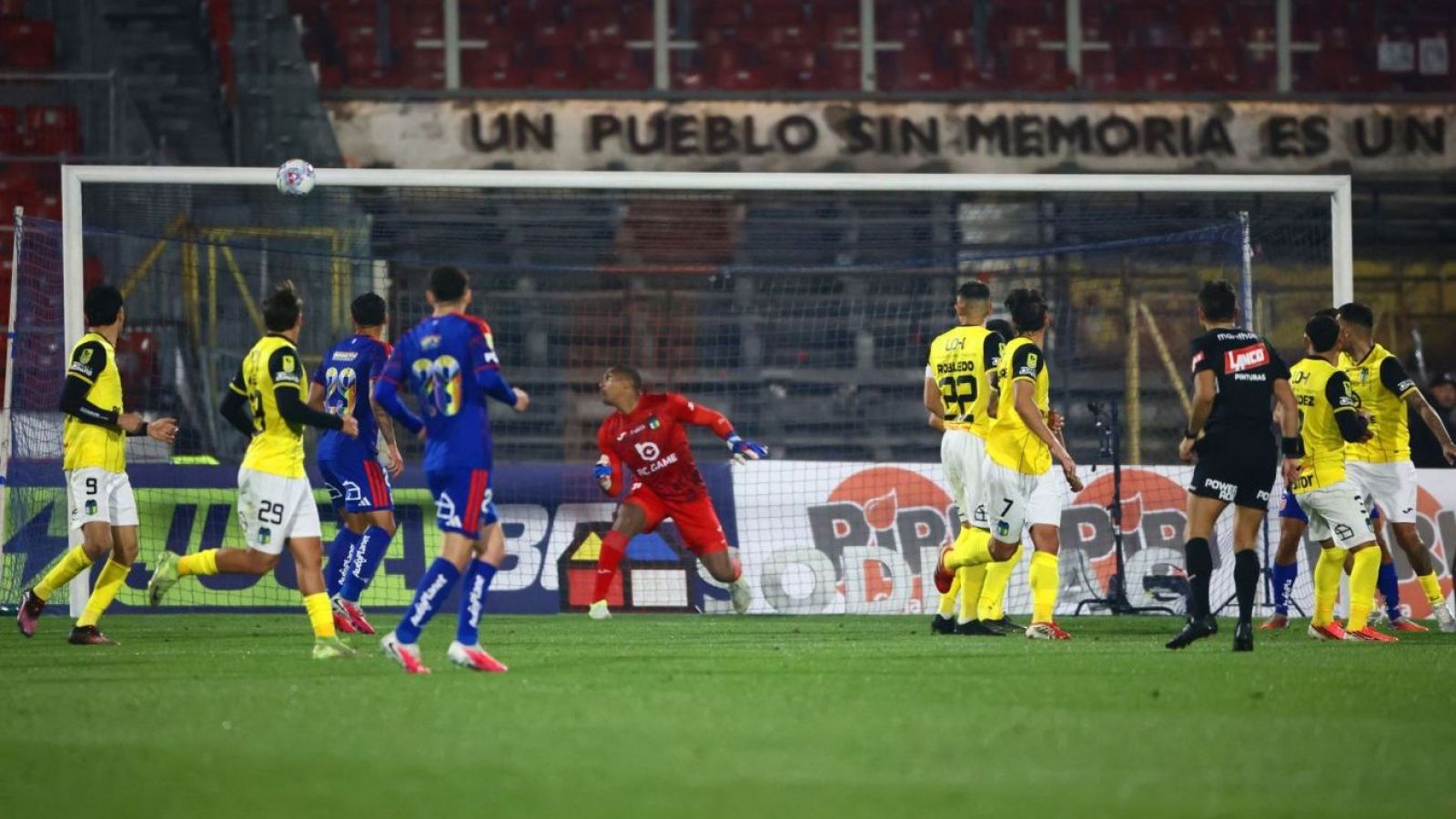 "Mejor arranquen": El lienzo que se robó las miradas en partido de Universidad de Chile
