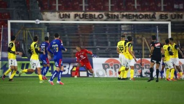 "Mejor arranquen": El lienzo que se robó las miradas en partido de Universidad de Chile
