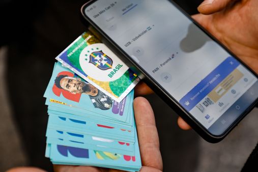 "Laminazo": Falsos compradores asaltaron a vendedor de láminas del Mundial
