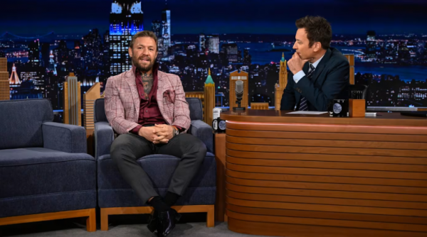 Jimmy Fallon enfrenta críticas por entrevista a Conor McGregor: Acusan “lavado de imagen”
