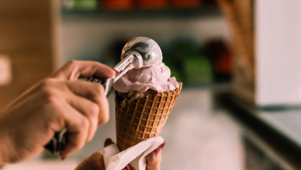 Ni el frío los detiene: 83% de los chilenos consume helado durante el invierno
