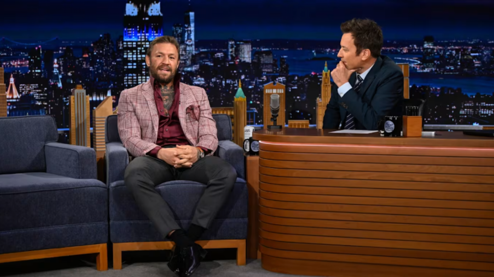 Jimmy Fallon enfrenta críticas por entrevista a Conor McGregor: Acusan “lavado de imagen”
