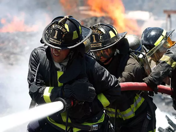 Incendio destruye departamento en Providencia y obliga a evacuar a 150 residentes