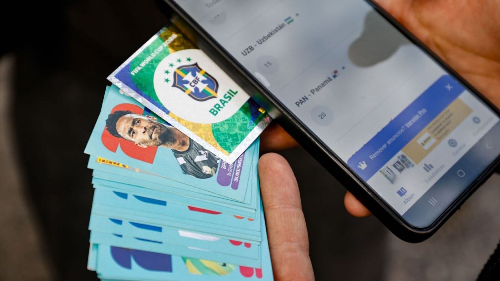 "Laminazo": Falsos compradores asaltaron a vendedor de láminas del Mundial
