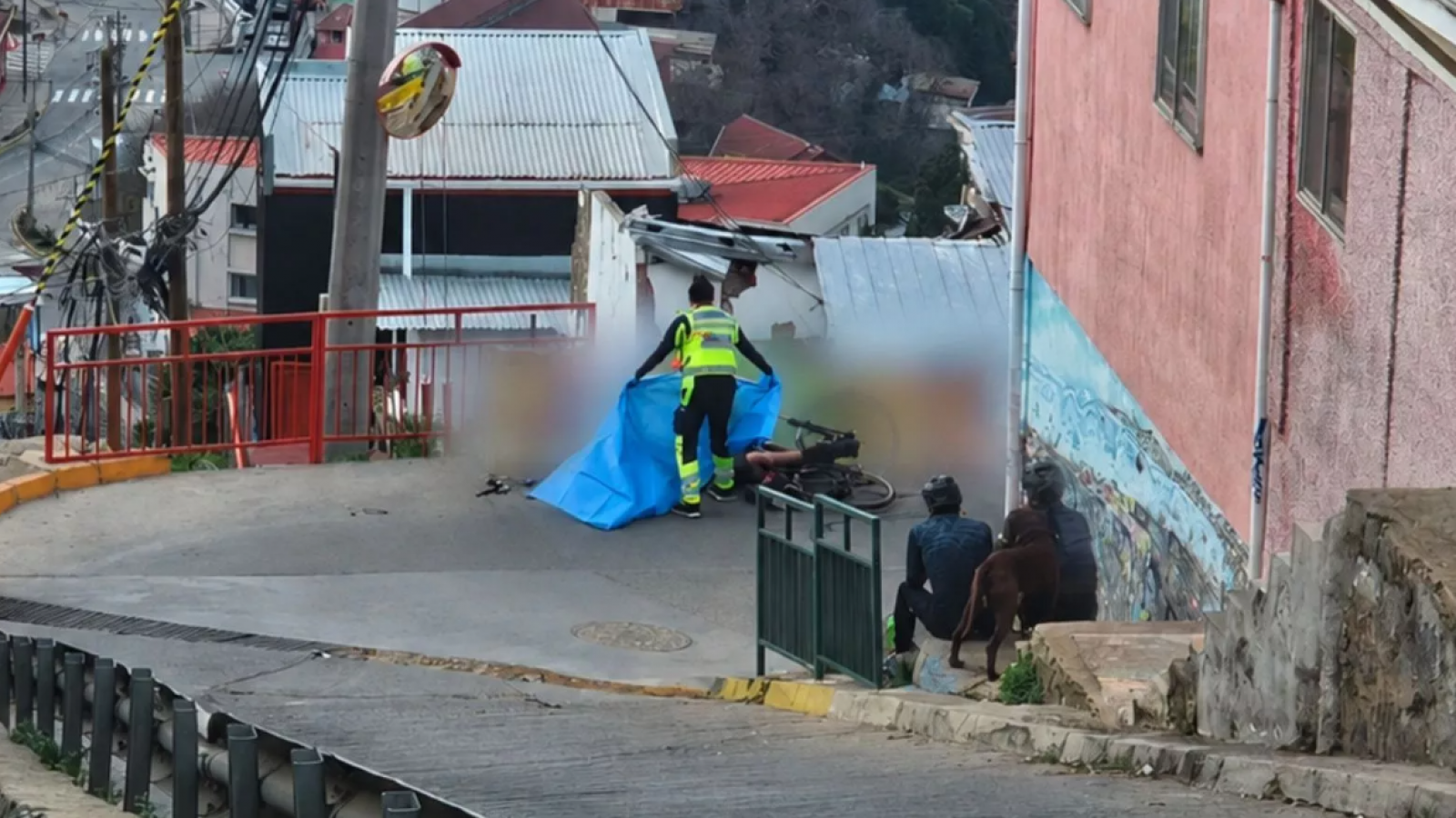 <p>Ciclista falleció tras impactar con barrera de contención en el cerro Cárcel</p>
