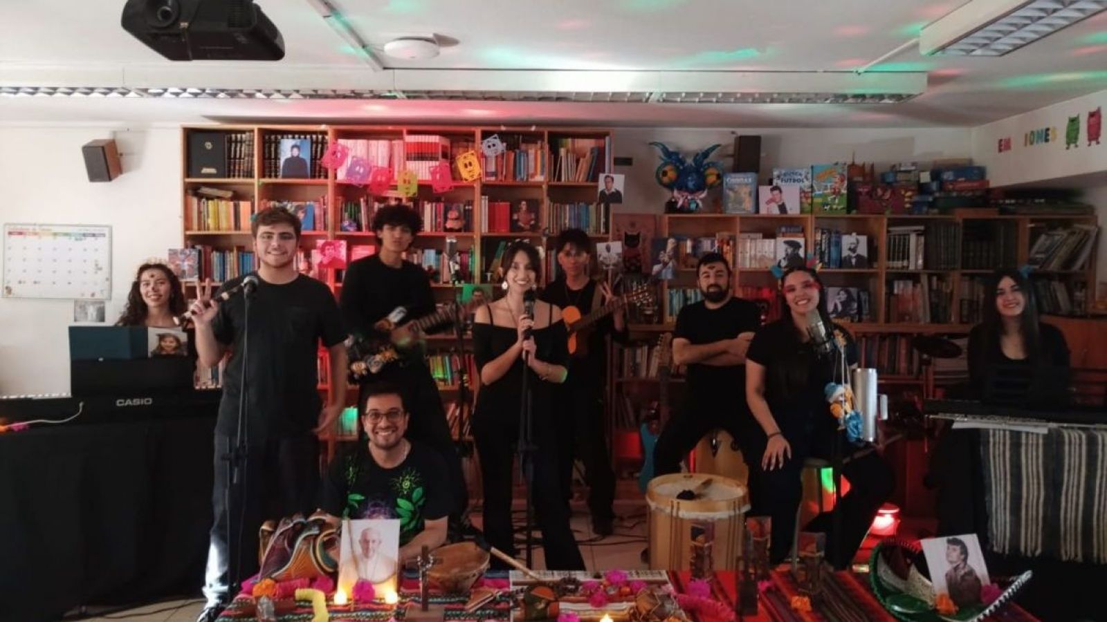 <p>Inspirados por 31 Minutos: estudiantes y profesores recrearon un Tiny Desk en la biblioteca de su colegio</p>
