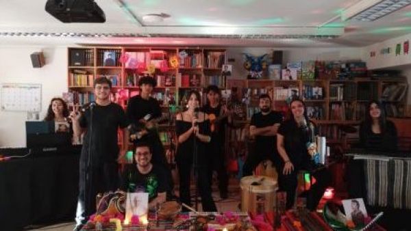 <p>Inspirados por 31 Minutos: estudiantes y profesores recrearon un Tiny Desk en la biblioteca de su colegio</p>Inspirados por 31 Minutos: estudiantes y profesores recrearon un Tiny Desk en la biblioteca de su colegio
