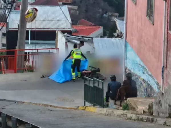 Ciclista falleció tras impactar con barrera de contención en el cerro Cárcel