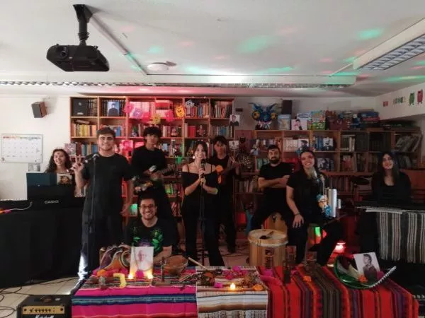 Inspirados por 31 Minutos: estudiantes y profesores recrearon un Tiny Desk en la biblioteca de su colegio