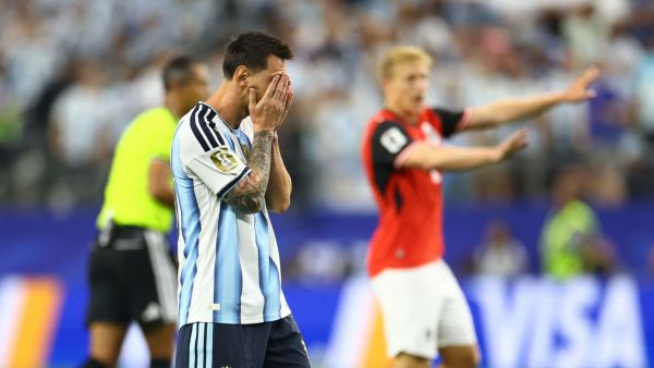 "Vergüenza en el mundial": El penal a favor de Argentina que generó una ola de comentarios
