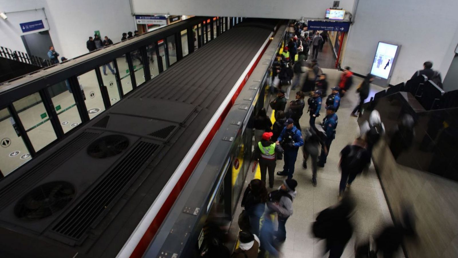 <p>Hito en la Línea 1 del Metro: instalan puertas de andén en estación San Pablo</p>
