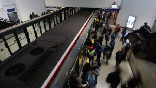 <p>Hito en la Línea 1 del Metro: instalan puertas de andén en estación San Pablo</p>Hito en la Línea 1 del Metro: instalan puertas de andén en estación San Pablo
