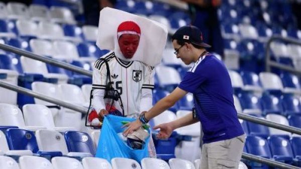 Hinchas japoneses cuestionados: ¿Un ejemplo en los estadios, pero no en sus casas?
