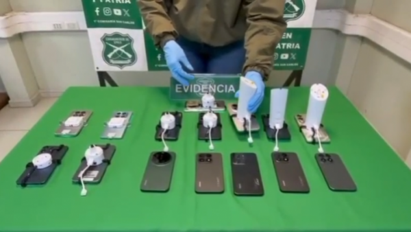 <p>Detienen en Ñuble a banda que robó celulares avaluados en $20 millones</p>Detienen en Ñuble a banda que robó celulares avaluados en $20 millones
