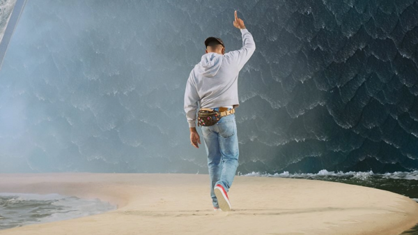 Pharrell Williams sorprende en París con una ola gigante en plena pasarela
