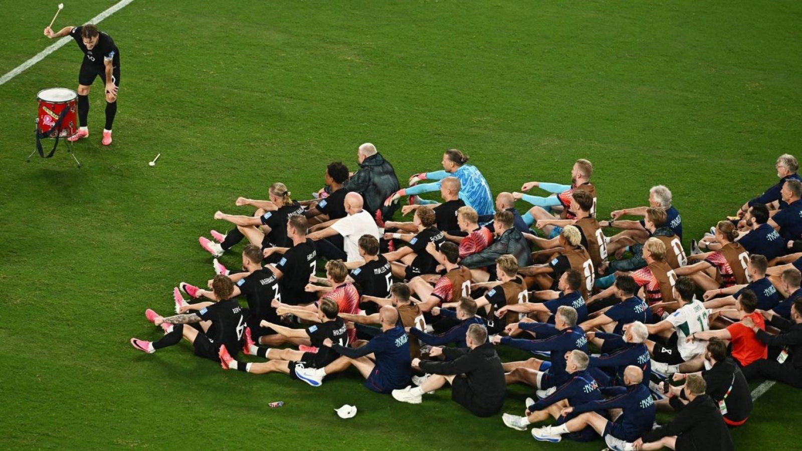 "Raya en el acoso": polémica por celebración del "remo vikingo" de Noruega en el Mundial 2026
