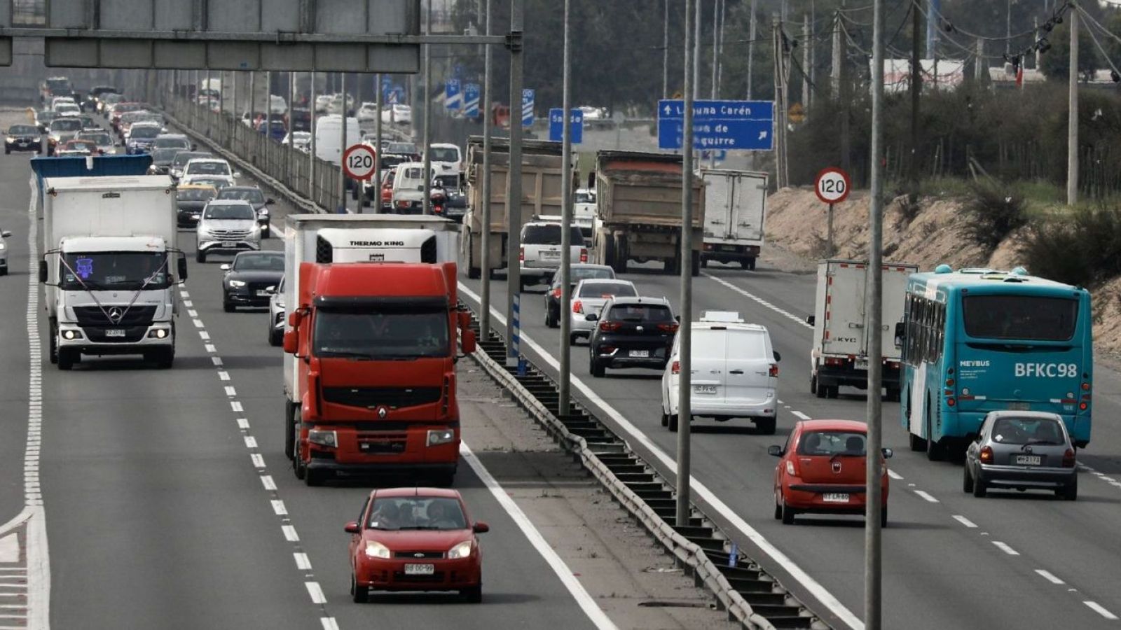 <p>Rebaja en peajes por fin de semana largo: más de 400 mil autos saldrán de Santiago</p>
