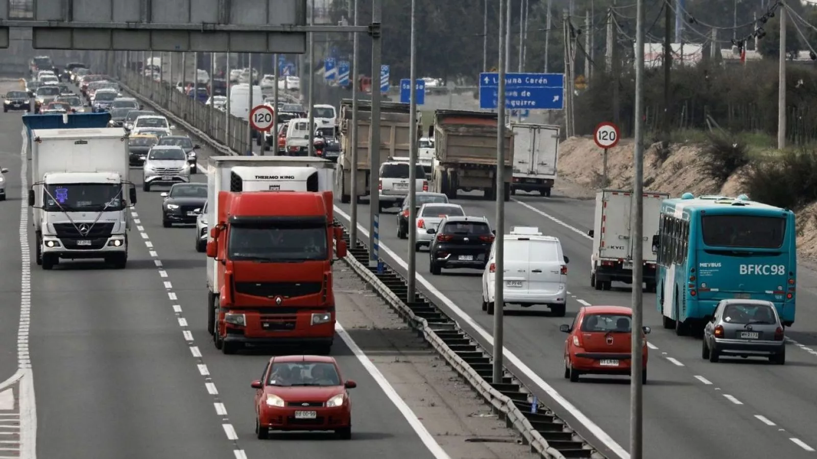 Rebaja en peajes por fin de semana largo: más de 400 mil autos saldrán de Santiago