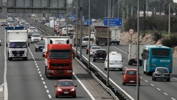 <p>Rebaja en peajes por fin de semana largo: más de 400 mil autos saldrán de Santiago</p>Rebaja en peajes por fin de semana largo: más de 400 mil autos saldrán de Santiago
