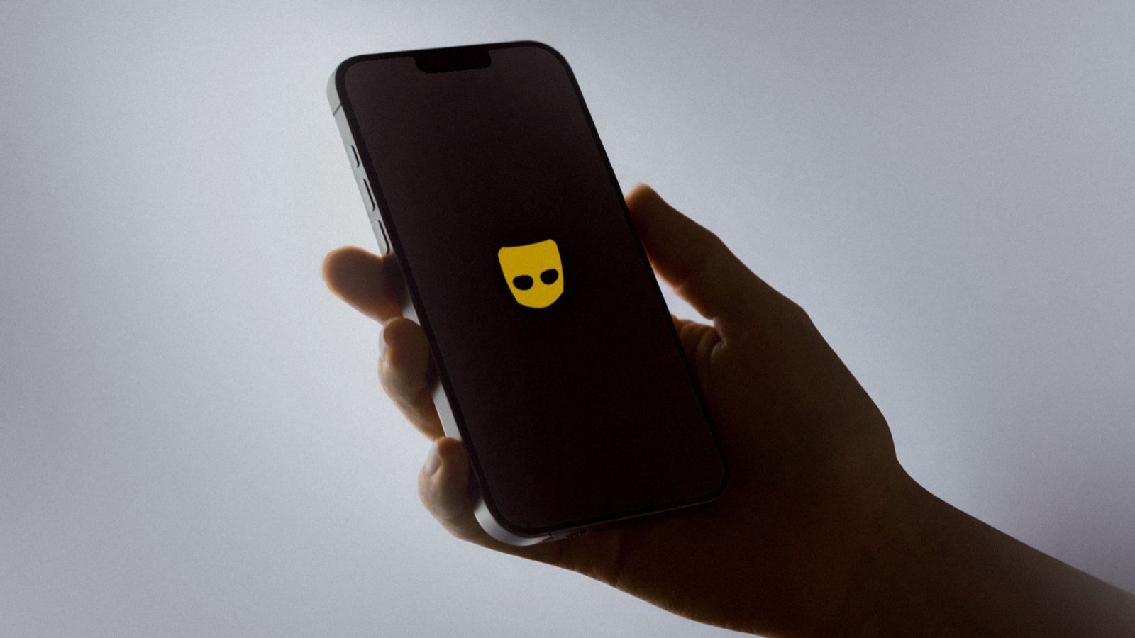 Santiago es la quinta ciudad del mundo con más conversaciones nocturnas en Grindr
