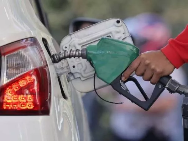 Anuncian nueva baja de $100 en precio de combustibles