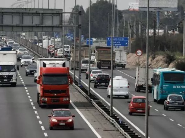 Rebaja en peajes por fin de semana largo: más de 400 mil autos saldrán de Santiago