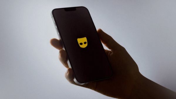 Santiago es la quinta ciudad del mundo con más conversaciones nocturnas en Grindr
