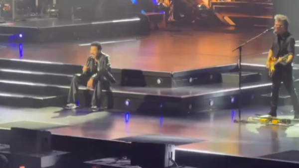 <p>Lionel Richie suspende conciertos tras sufrir problemas de salud en pleno escenario</p>Lionel Richie suspende conciertos tras sufrir problemas de salud en pleno escenario
